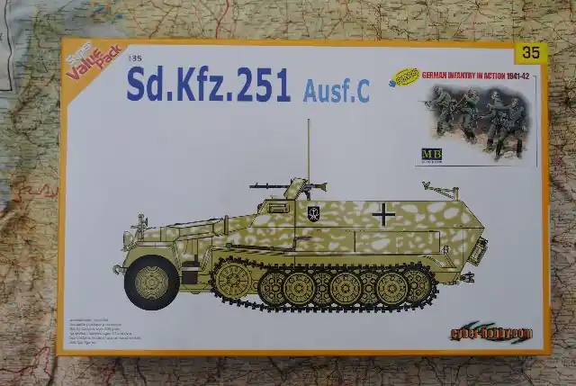 Aanbieding CH9135 Sd.Kfz.251 Ausf.C with German Wehrmacht Infantry.